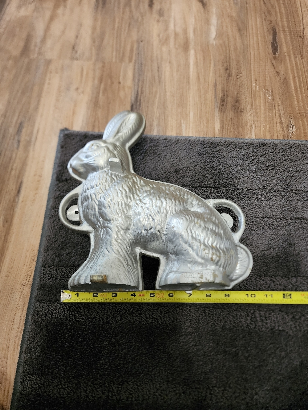 Cast Iron Rabbit Cake Mold - Picture 3 of 6